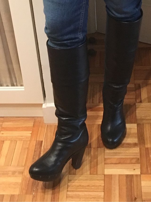 Botas piel color negro