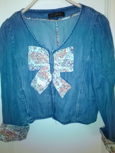 Chaqueta corta vaquera Zara con lazada