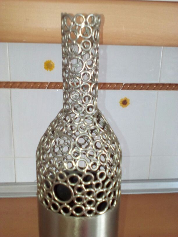 Jarrón de acero de diseño. El Corte Inglés.