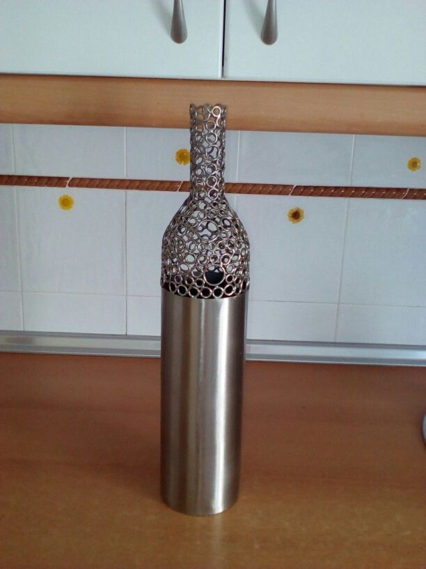 Jarrón de acero de diseño. El Corte Inglés.