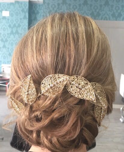 Tocado de novia dorado.