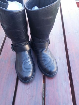 Botas moto cuero. N°37. Valverde del camino de segunda mano por 40 € en  Reinosa en WALLAPOP