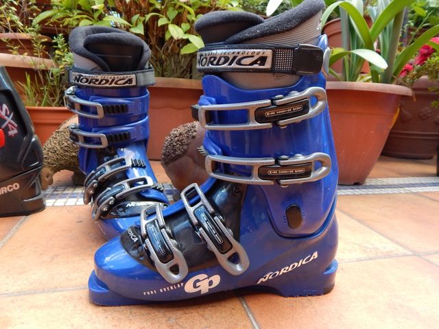 Botas De Esquí Y Fijaciones de segunda mano por 55 € en Bilbao en WALLAPOP