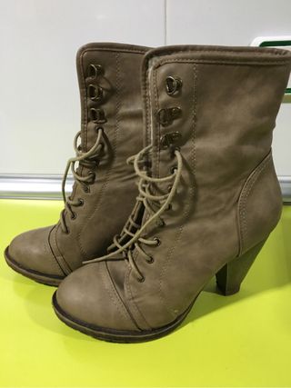 Zapatos\\/ Botines\\/ botas marrones de borrego de segunda mano por 10 EUR en  Fuenlabrada en WALLAPOP