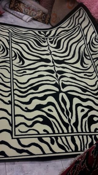 Alfombra de diseño cebra de segunda mano por 60 € en Burgos en WALLAPOP