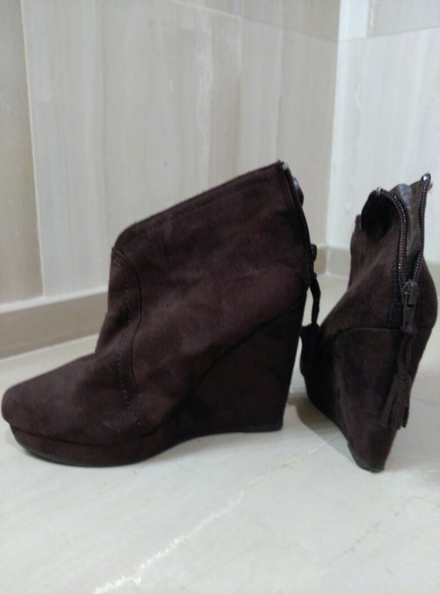 Botas cuña marrón