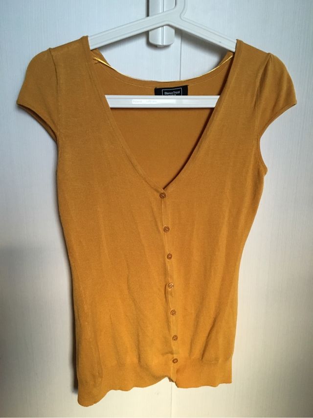 Chaqueta sin mangas color mostaza