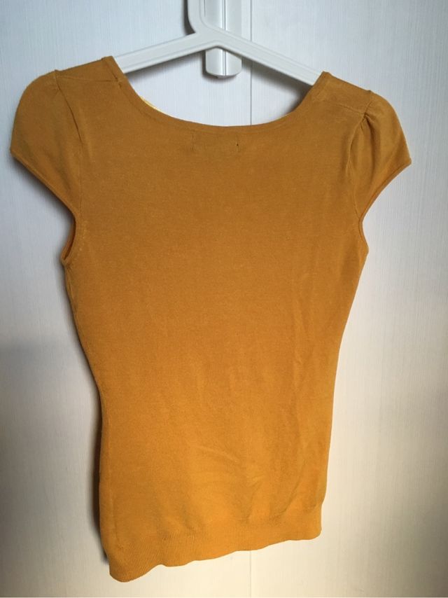 Chaqueta sin mangas color mostaza