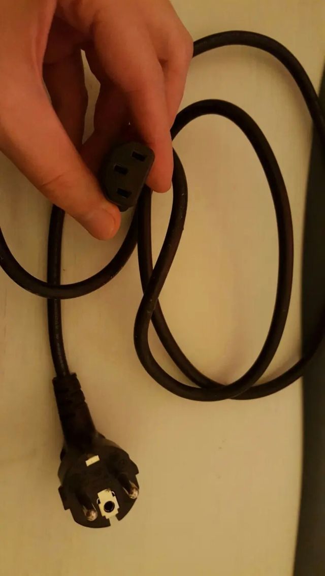 Cables alimentación (monitor, torre PC...)