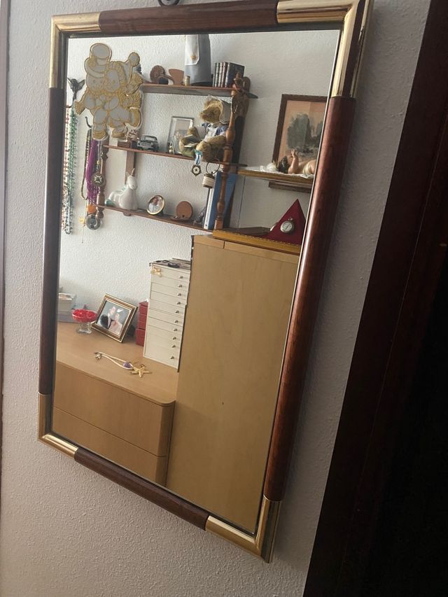 Mesa cristal con espejo a juego.