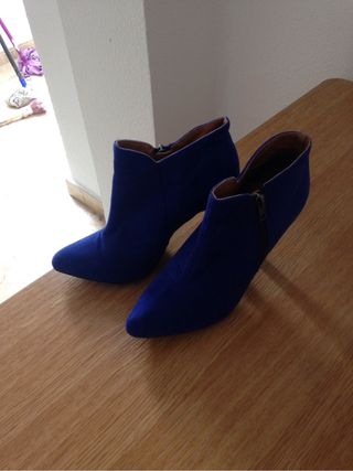 Botin terciopelo azul eléctrico tacón de segunda mano por 10 EUR en Gandía  en WALLAPOP