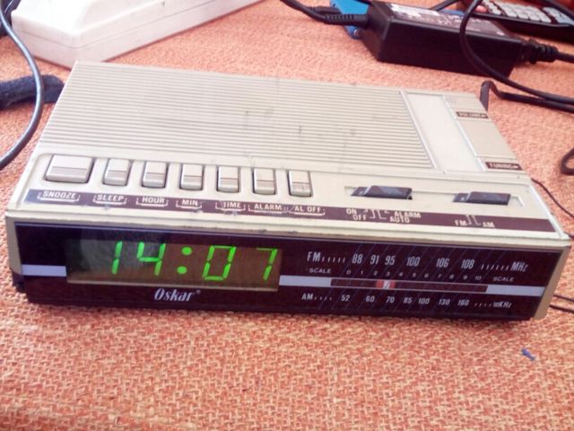 Radio despertador con radio de mesilla VINTANGE