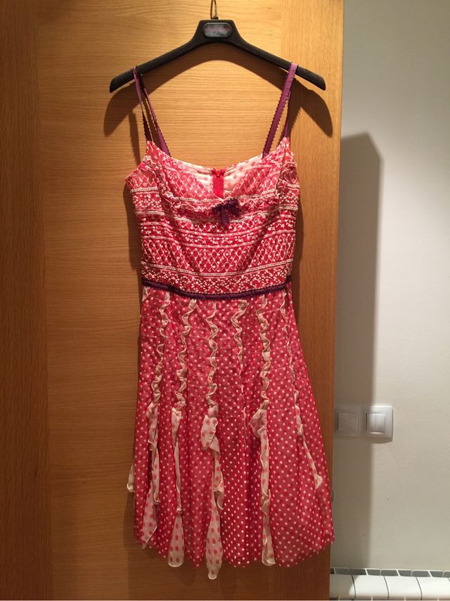 Vestido de Victoria y luchino. Solo un uso.