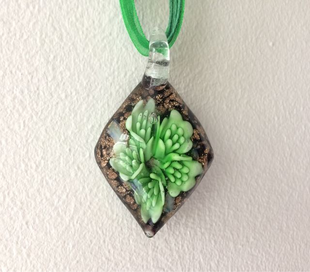 Collar con piedra de cristal