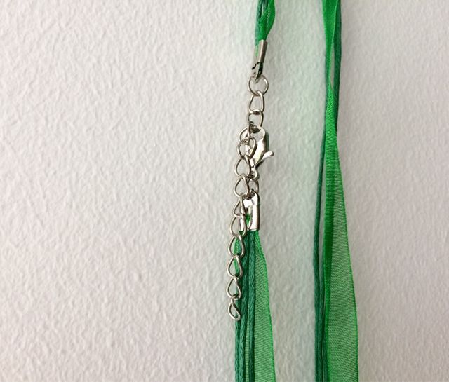 Collar con piedra de cristal