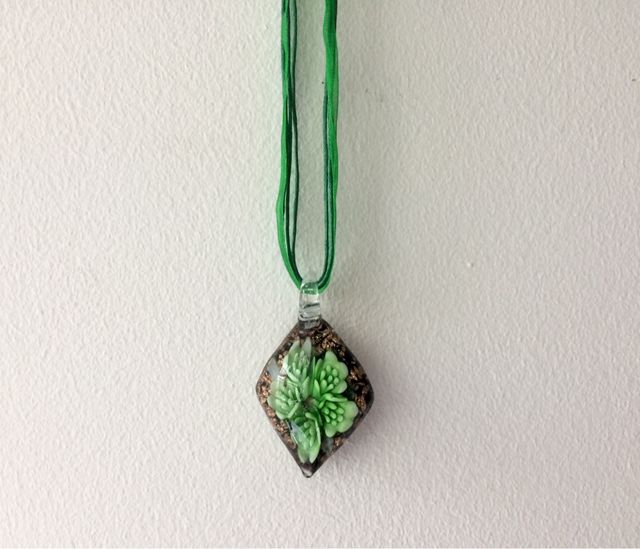 Collar con piedra de cristal