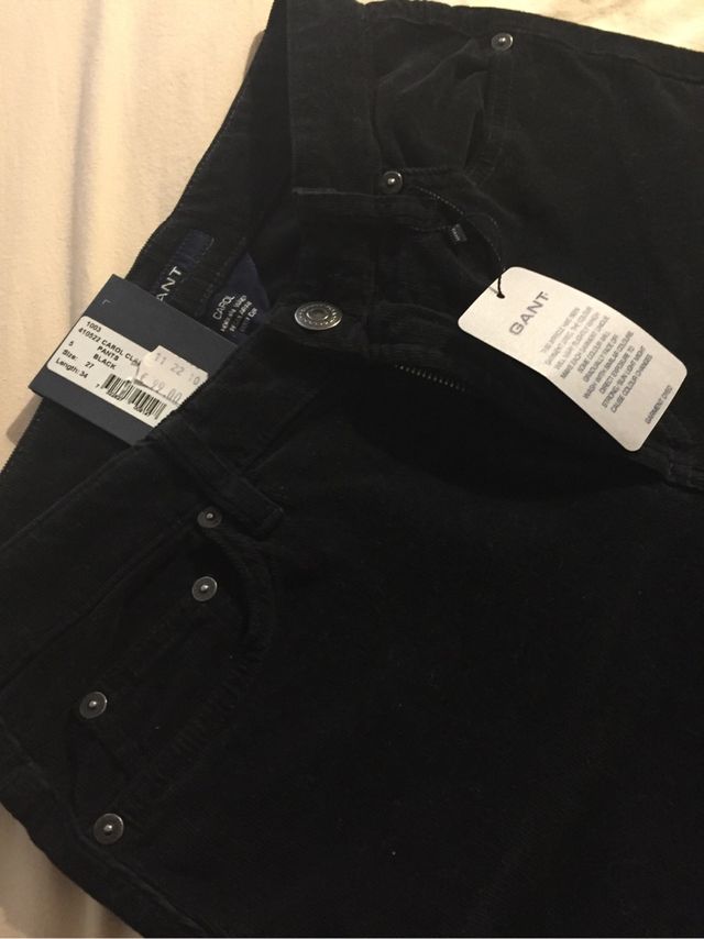 Pantalón de la marca Gant, negro de pana, de invie