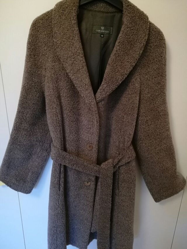 Abrigo «Caramelo» t- 42 de segunda mano por 60 € en León en WALLAPOP