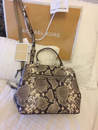 BOLSO BANDOLERA MICHAEL KORS SERPIENTE de segunda mano por 250 EUR en  Madrid en WALLAPOP