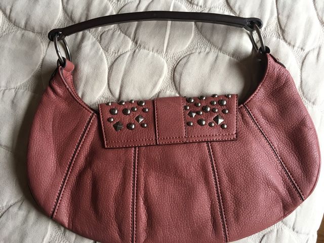 Bolso piel rosa con tachuelas