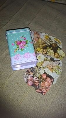 cromos de adas en una latita .