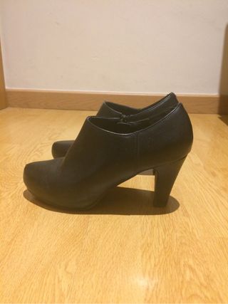 Zapatos\\/botines negros mujer\\/chica Marypaz de segunda mano por 10 EUR en  Manresa en WALLAPOP