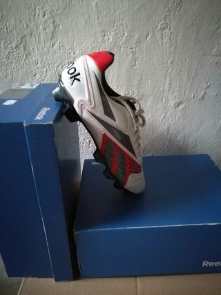 Bota futbol Reebok de segunda mano por 29 EUR en Albacete en WALLAPOP