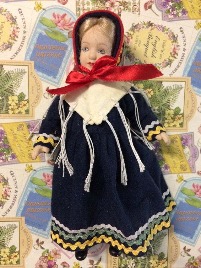 Muñeca porcelana figura húngara