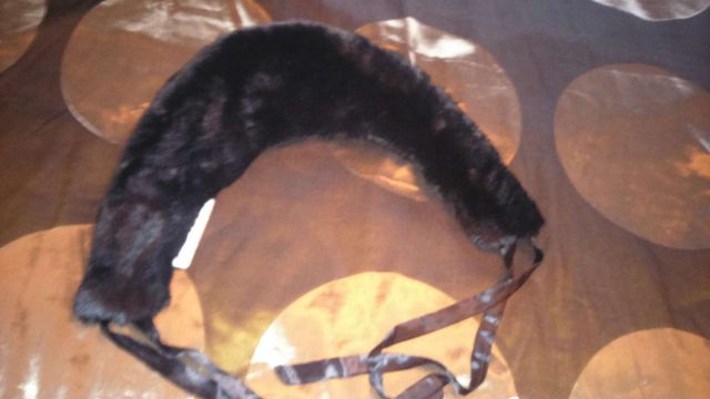 Estola de pelo sintético negro