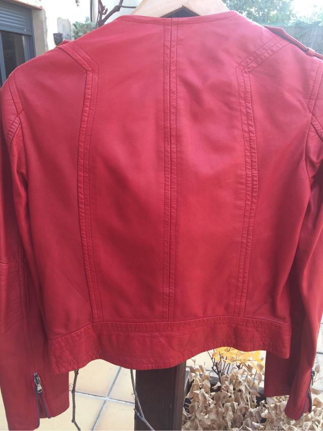 Preciosa Cazadora de piel roja Talla M