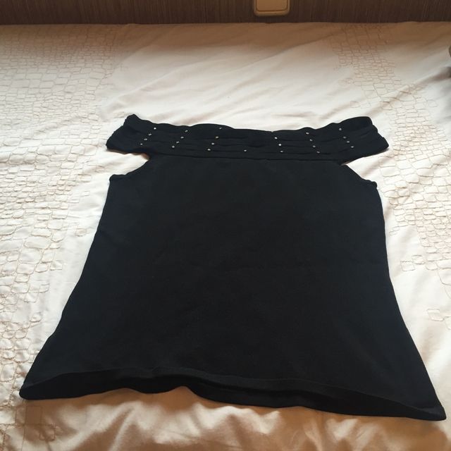 Top negro de punto en palabra de honor