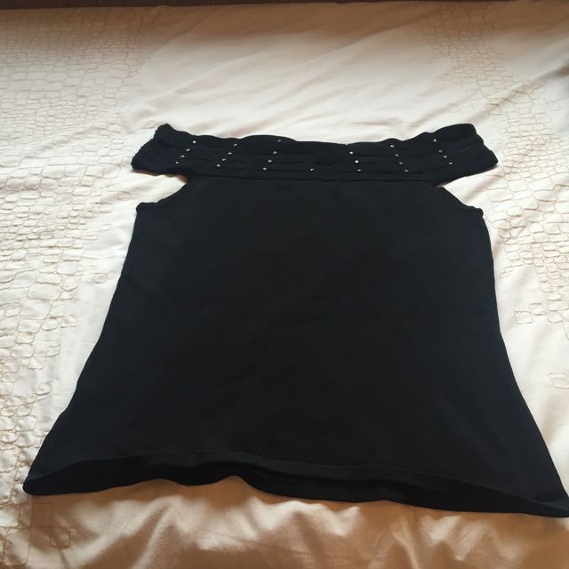 Top negro de punto en palabra de honor