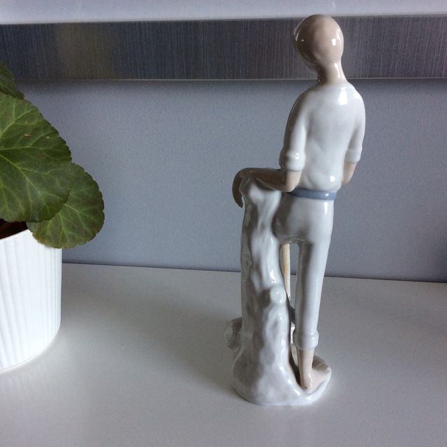 Figura Decorativa Leñador de Porcelana