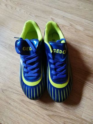 Botas futbol n.39 de segunda mano por 14 EUR en Paracuellos de Jarama en  WALLAPOP