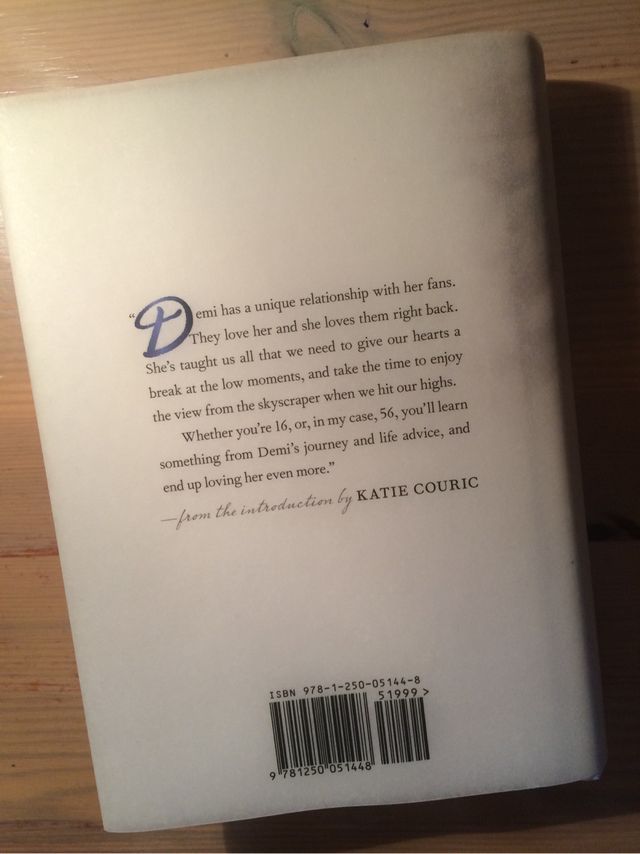 Libro nuevo Demi Lovato "Staying Strong"