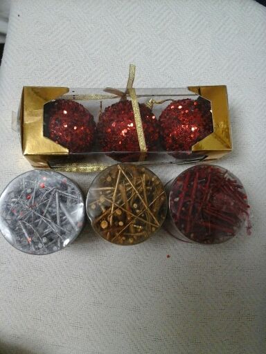 Adornos navidad 2€las bolas los troncos 1,50€