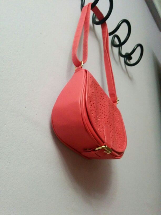 Bolso color coral a estrenar