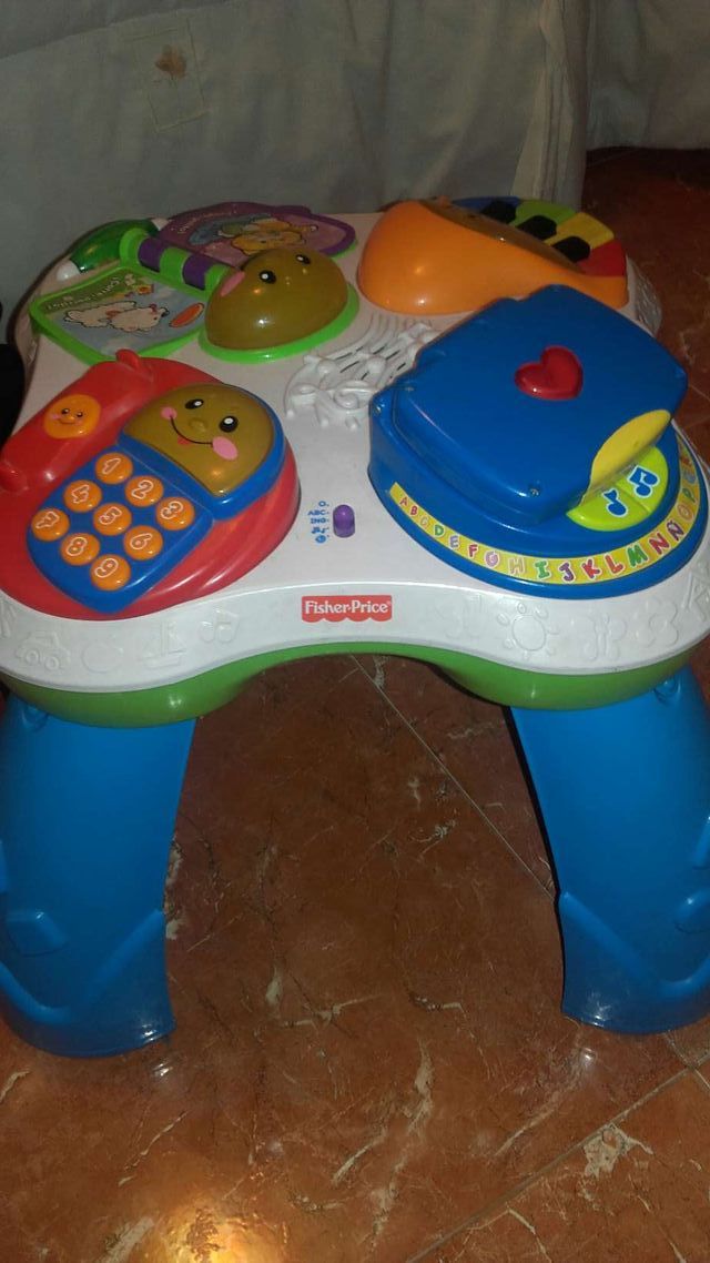 Mesa de actividades de Fisher Price muy nueva