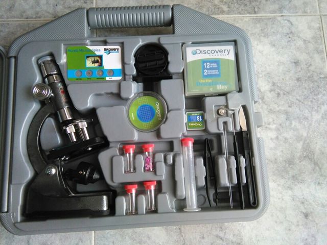 Microscopio y accesorios. Discovery Channel