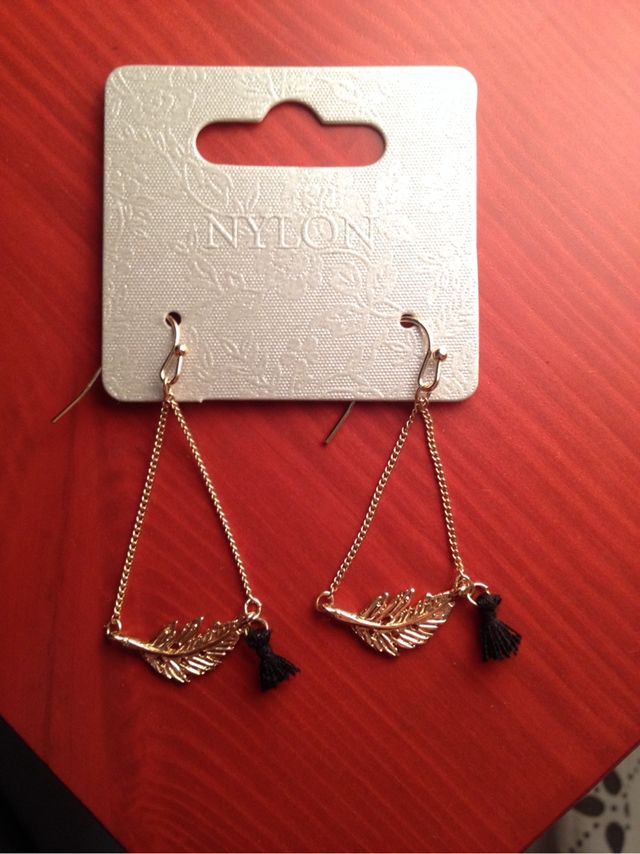 Pendientes dorados pluma