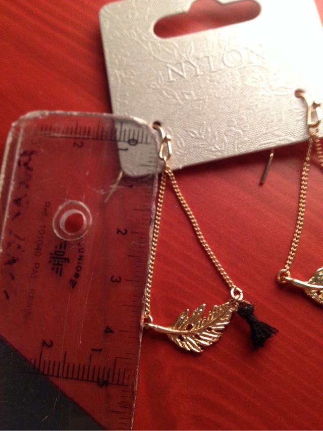 Pendientes dorados pluma