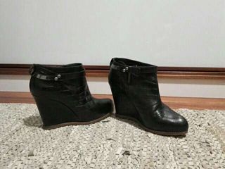 REBAJADOS. Botines cuña Adolfo Domínguez de segunda mano por 28 EUR en Vigo  en WALLAPOP