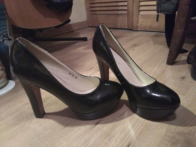 Spettacolare sala per feste del sabato con piattaforma