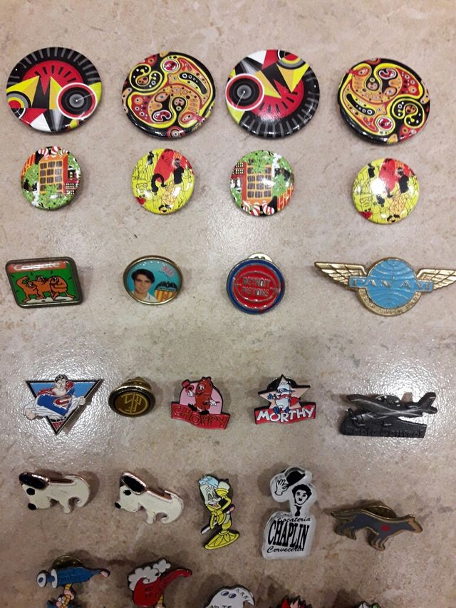 Lote de 36 Pins y Chapas varias.