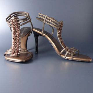 Sandalias de Fiesta - Piel Color oro viejo Nº39 de segunda mano por 20 EUR  en Barcelona en WALLAPOP