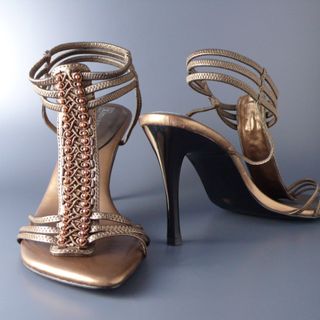 Sandalias de Fiesta - Piel Color oro viejo Nº39 de segunda mano por 20 EUR  en Barcelona en WALLAPOP