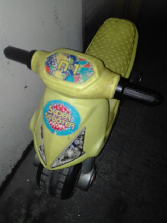 Moto plástico en perfecto uso .