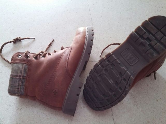 Botas, marca velilla, nuevas. N.33