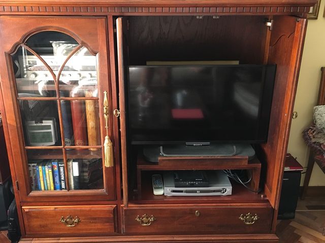 Mueble televisor armario de segunda mano por 250 € en Madrid en WALLAPOP