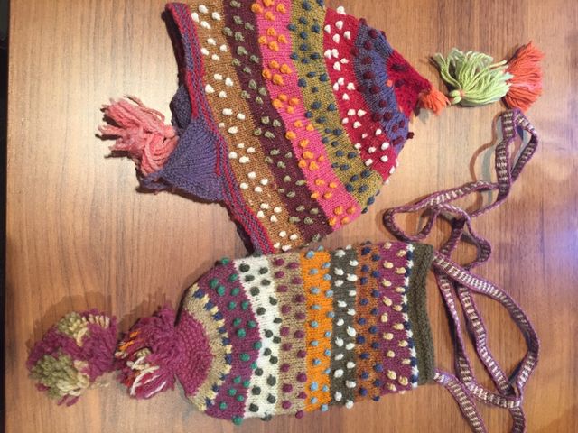 Gorro lana niña y porta agua o bolsito a conjunto